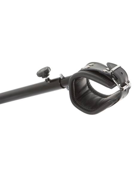 Bőr bilincsek a Leather Spreader Bar-on